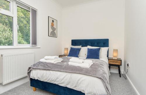 Ventnor Apartment | Meadow View - A Beautiful 3 Bed Apt With Stunning Countryside Views & Parking - Close To Ventnor, Shanklin & Sandown - 5 mins To Beach - Ideal For Friends, Families, & Business Stays - Dog Friendly