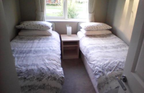 Thirsk House | Meadow view country lodge great views on lovely small select park