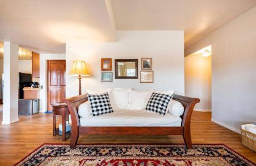 Black Hawk Apartment | Meandering Moose Apartment Vacation Rental