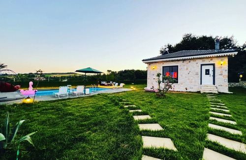 Kandira Villa | Meda Suite Sıcak Havuzlu Muhafazakar Taş Ev