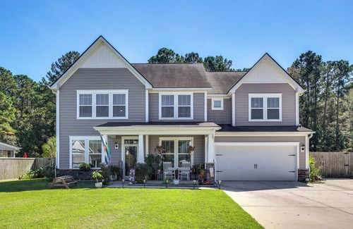 Moncks Corner House | Media Room & Yard: Modern Moncks Corner Home
