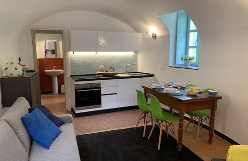Colletta Cottage | Medieval mountain setting with private garden