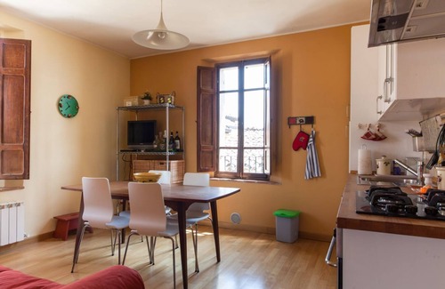Compignano Apartment | Medieval village TOP flat, third floor with Wi-Fi & aircon