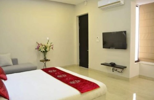 DLF City Apartment | Meera Suites @ DLF 2 - Suite 2