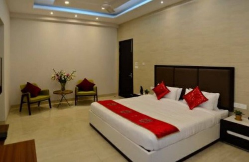 DLF City Apartment | Meera Suites @ DLF 2 - Suite 2