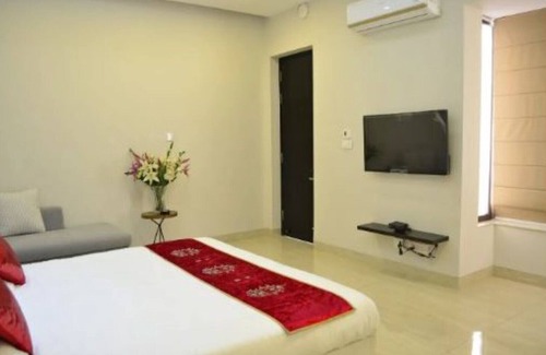 DLF City Apartment | Meera Suites @ DLF 2 - Top Floor