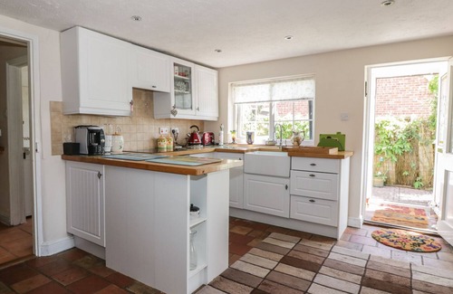 Drayton House | MEGS COTTAGE, pet friendly, with a garden in Norwich