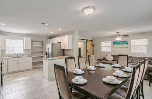 West Melbourne House | Melbourne 6 bed 2 bath-Sleeps 12 in BEDS-Centrally Located Fully Stocked Home