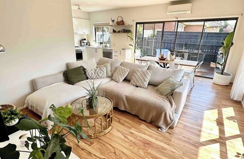Oak Park House | Melbourne home, close to Airport & Train Station