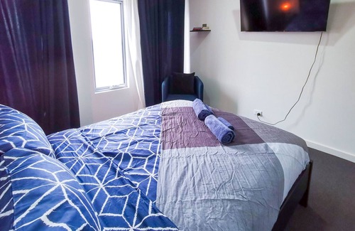 Plympton House | Mellow & Modernized Townhouse✔Stylish✔Bottles wall✔Anzac Hwy✔3Beds