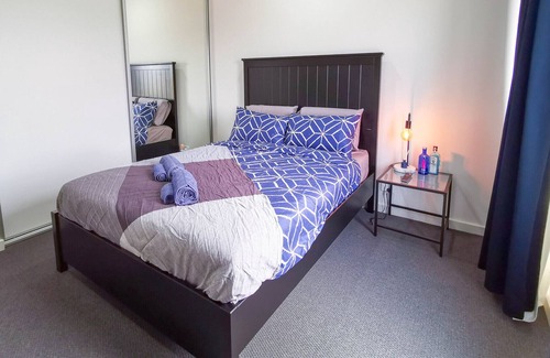 Plympton House | Mellow & Modernized Townhouse✔Stylish✔Bottles wall✔Anzac Hwy✔3Beds