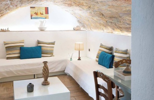 Monemvasia House | Menexes Suites Castellano Suite Private Courtyard