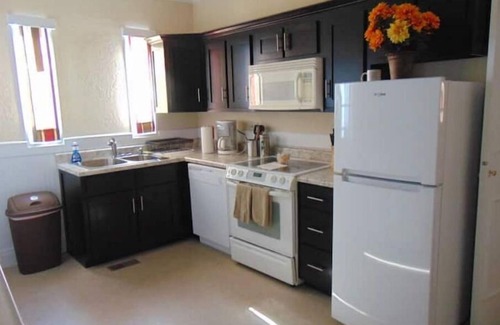 Anniston Apartment | MercyBungalow #2 with king sized bed and shower room