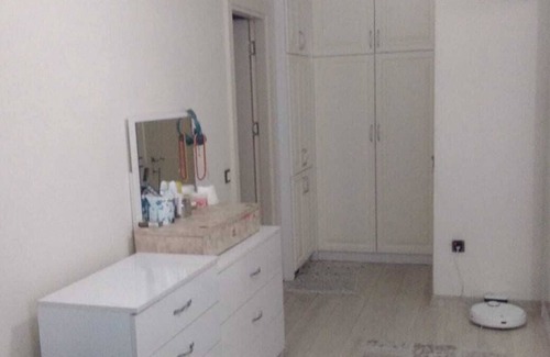 Kucukcekmece Apartment | Merkezi konumda çarşının tam üstünde ulaşımı kolay modern daire