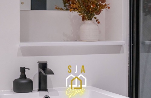 Central Aberdeen Apartment | Merkland Stay - SJA Stays - Modern 2 Bed Apartment