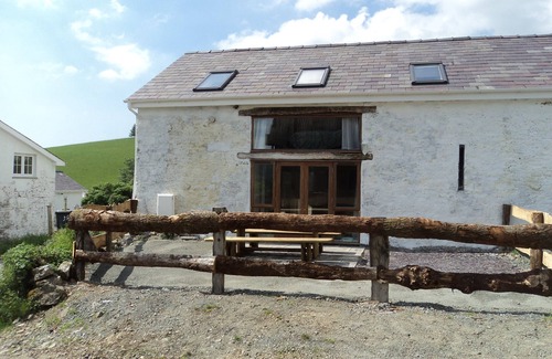 Llandovery House | Merlin Cottages: 4* Merlin Barn, Games Room, Sleeps 5