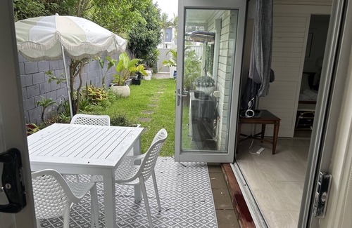 Mermaid Waters Villa | Mermaid Beach Pet-Friendly Cottage - walk to the beach, cafes, and woollies.