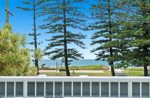 Mermaid Beach Apartment | Mermaid Beachfront Retreat - Moments from Top Dining