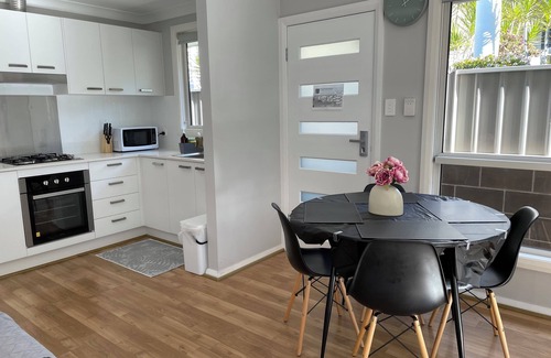 Penshurst House | Mery's Place. Beautiful 2 bedroom Cottage 3min walk 2 Mortdale train station