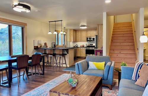 Winthrop House | Methow Valley Dream- Sleeps 4, Walk Across the River to Downtown Winthrop!