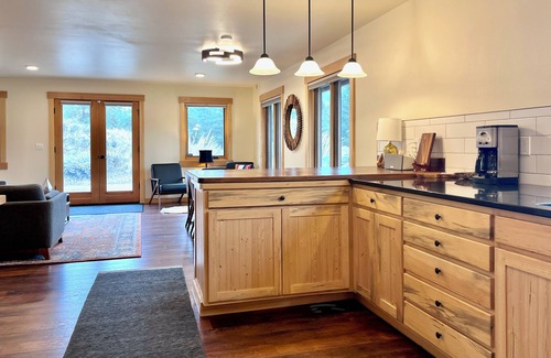 Winthrop House | Methow Valley Dream- Sleeps 4, Walk Across the River to Downtown Winthrop!