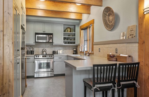 Camp Sherman Cabin | Metolius River Resort Cabin 6 Luxurious cabin on the Metolius River w/fireplace