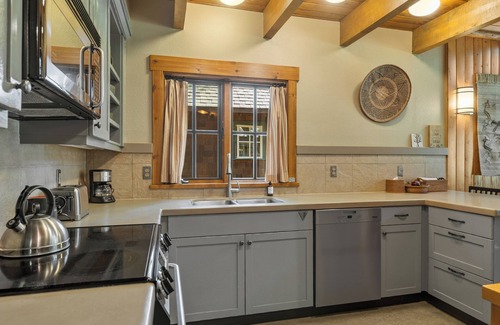Camp Sherman Cabin | Metolius River Resort Cabin 6 Luxurious cabin on the Metolius River w/fireplace