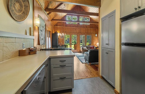 Camp Sherman Cabin | Metolius River Resort Cabin 6 Luxurious cabin on the Metolius River w/fireplace