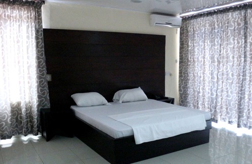 Freetown Cabin | Metro Hotel & Lounge