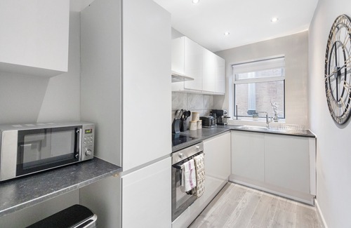 Harrow Apartment | Metropolitan Living: Sleek 3BR with Vibrant Flair