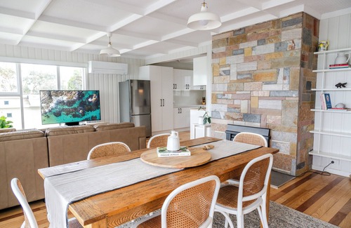 Metung House | Metung Holiday House | Family & Pet Friendly, Cosy Coastal downtown stay