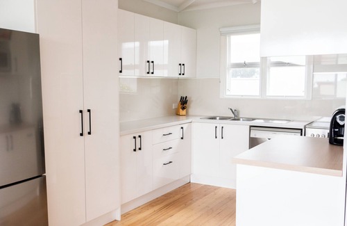 Metung House | Metung Holiday House | Family & Pet Friendly, Cosy Coastal downtown stay