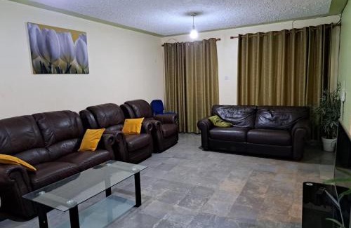 Thika Apartment | Mfalme House, Ngoingwa Estate, 100 Metres from Thika-Mangu Rd, Close to Thika City Centre - Free Parking, Fast Wi-Fi, Smart TV, 2 Bedrooms Perfect for a Family of 2-4 Members