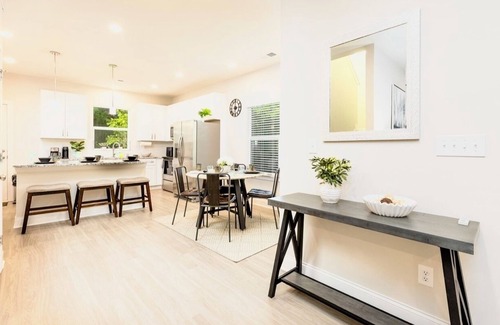 Mount Holly House | MH close to Charlotte airport, White Water Center
