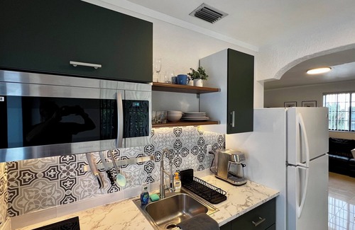 Hialeah House | MIAMI. ENTIRE PRIVATE HOME - TOP LEVEL