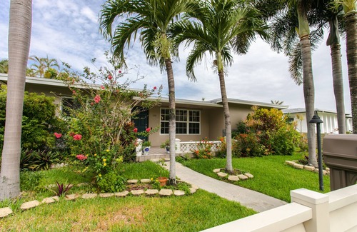 Dania Beach House | MIAMI/FORT LAUDERDALE ART VILLA with SALTWATER POOL & JACCUZI near BEACH