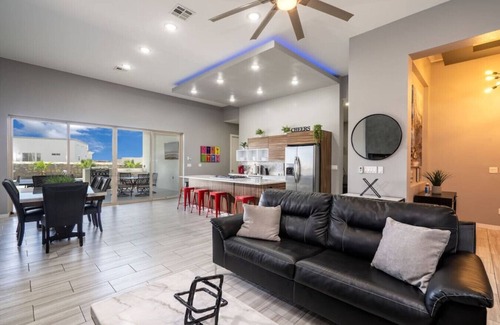 Chamberino House | Miami Style Pool House