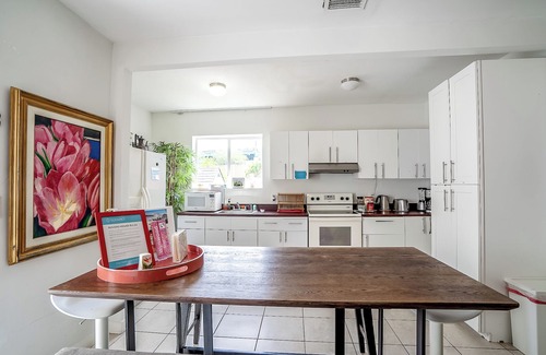 Buena Vista House | Miami Vacation Home 4 bedroom Parking.