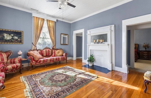 Anderson House | Michelle - Queen Bed