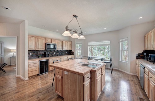 Michigan Hill Apartment | Michigan Hills Manor 5,000sf w/Hot Tub