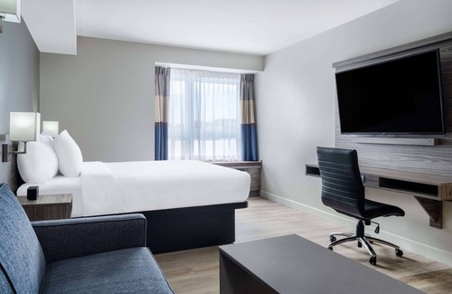 Kanata Lakes - Marchwood Lakeside - Morgan's Grant - Kanata Hotel | Microtel Inn & Suites by Wyndham Kanata Ottawa West