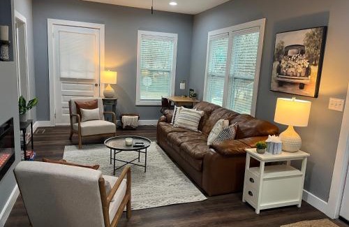 Monroe House | Mid Century 1/4 mile to Downtown Main Street - breweries, coffee, dining, shops