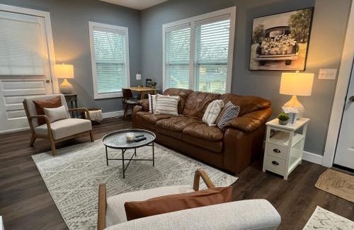 Monroe House | Mid Century 1/4 mile to Downtown Main Street - breweries, coffee, dining, shops