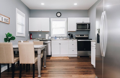 Monroe House | Mid Century 1/4 mile to Downtown Main Street - breweries, coffee, dining, shops