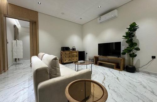 Al Malaz Apartment | Mid-Century 1-Bedroom Apartment - 1B