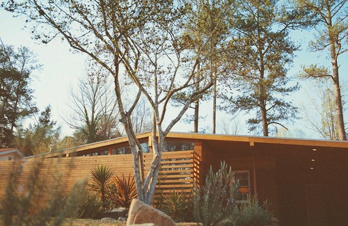 Belvedere Park House | Mid-Century Architect's Bright and Airy Home with Luxury Design and Modern Art
