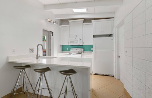 Southgate House | Mid-Century Bungalow By Arlington Park in South Gate, Central to Siesta and Lido