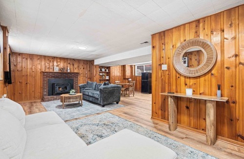Yorkshire Apartment | Mid-Century Cabin Retreat | Cozy Apt Suite Getaway
