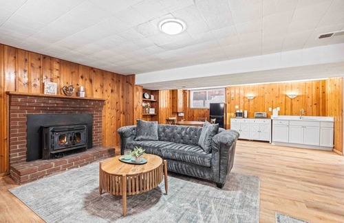 Yorkshire Apartment | Mid-Century Cabin Retreat | Cozy Apt Suite Getaway