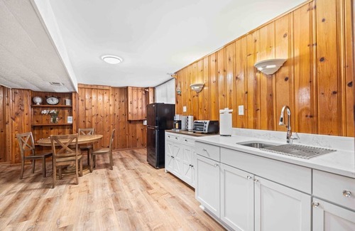 Yorkshire Apartment | Mid-Century Cabin Retreat | Cozy Apt Suite Getaway